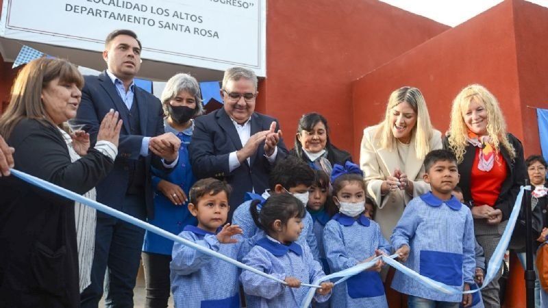 Raúl Jalil inauguró puente y edificio escolar