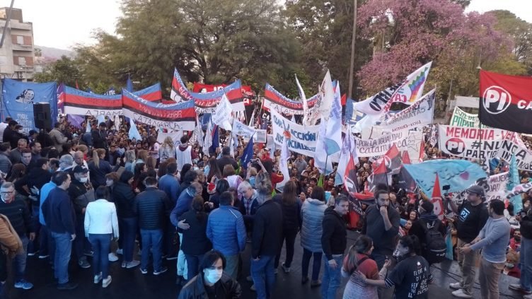 Masiva movilización en plaza 25 mayo en repudio al intento de magnicidio contra la vicepresidenta