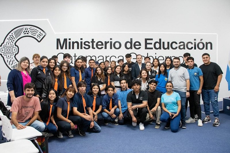 Dalmacio Mera inicia su gestión al frente del Ministerio de Educación con diálogo y visitas a escuelas