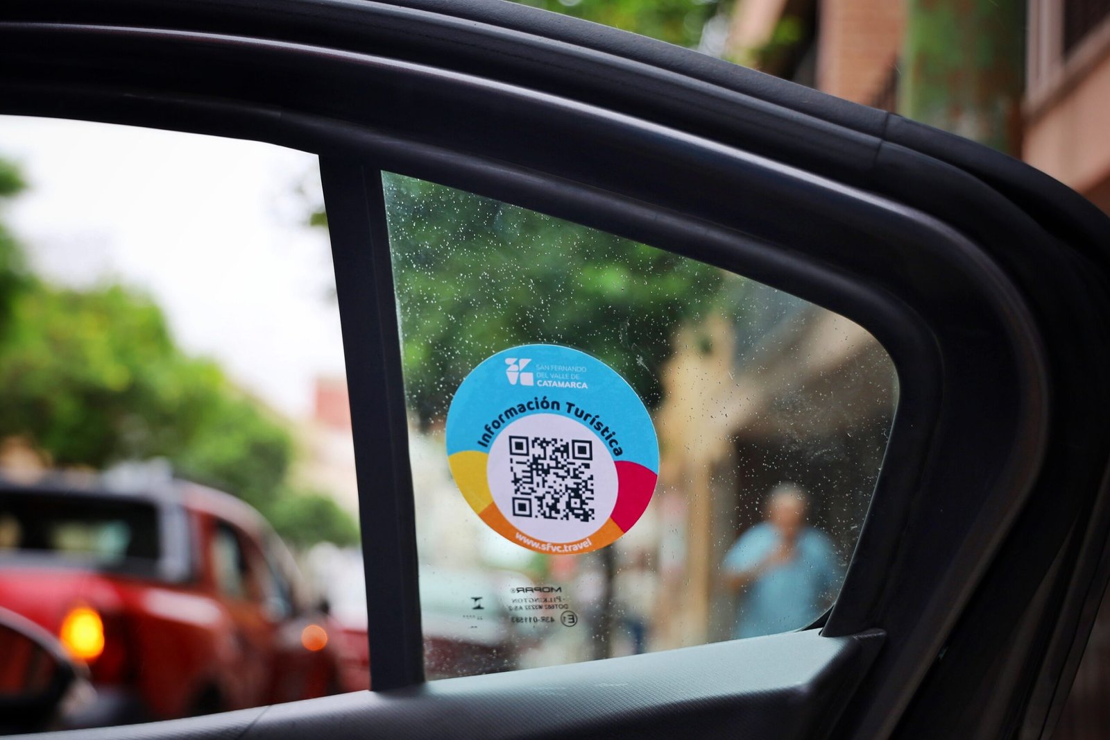 Turismo de la Capital entregó a taxistas stickers con código QR para que los turistas conozcan las propuestas en la ciudad
