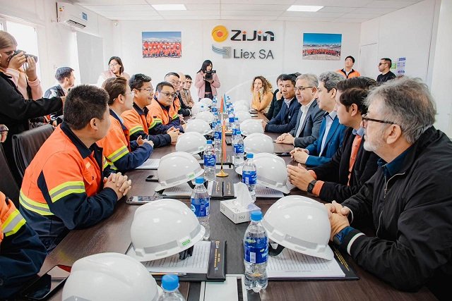 Raúl y el Embajador de Arabia visitaron la planta de la empresa Zijin-Liex, que iniciará su producción en agosto